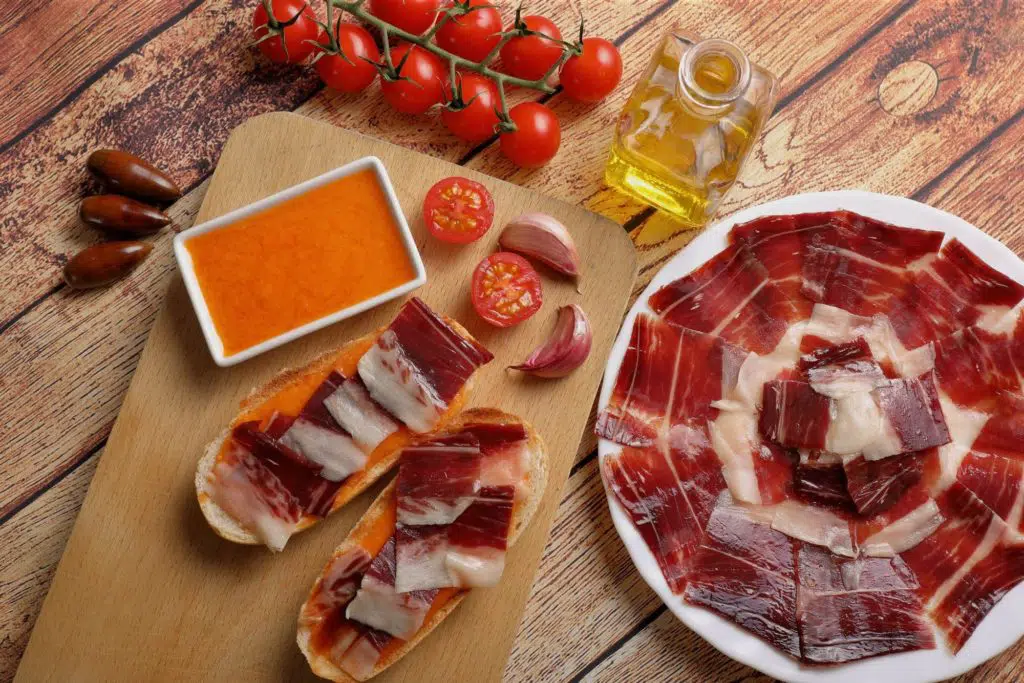 Maridaje perfecto: qué vino elegir para acompañar un jamón ibérico